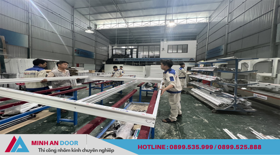 Hình ảnh xưởng sản xuất, công nhân tập trung sản xuất cửa nhôm kính dự án nhà máy Phú Thọ.
